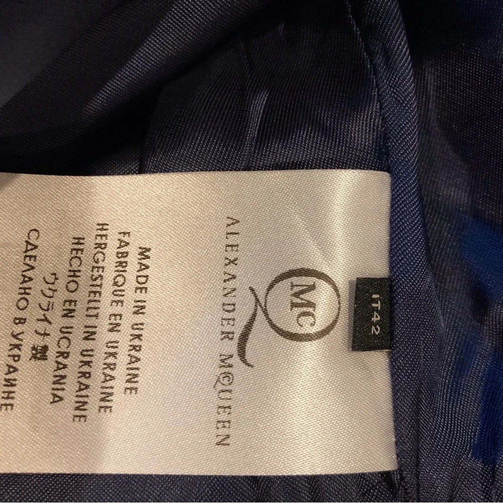 Alexander McQueen Elegant Navy Sleeveless Fitted Dress - Picture 7 of 10